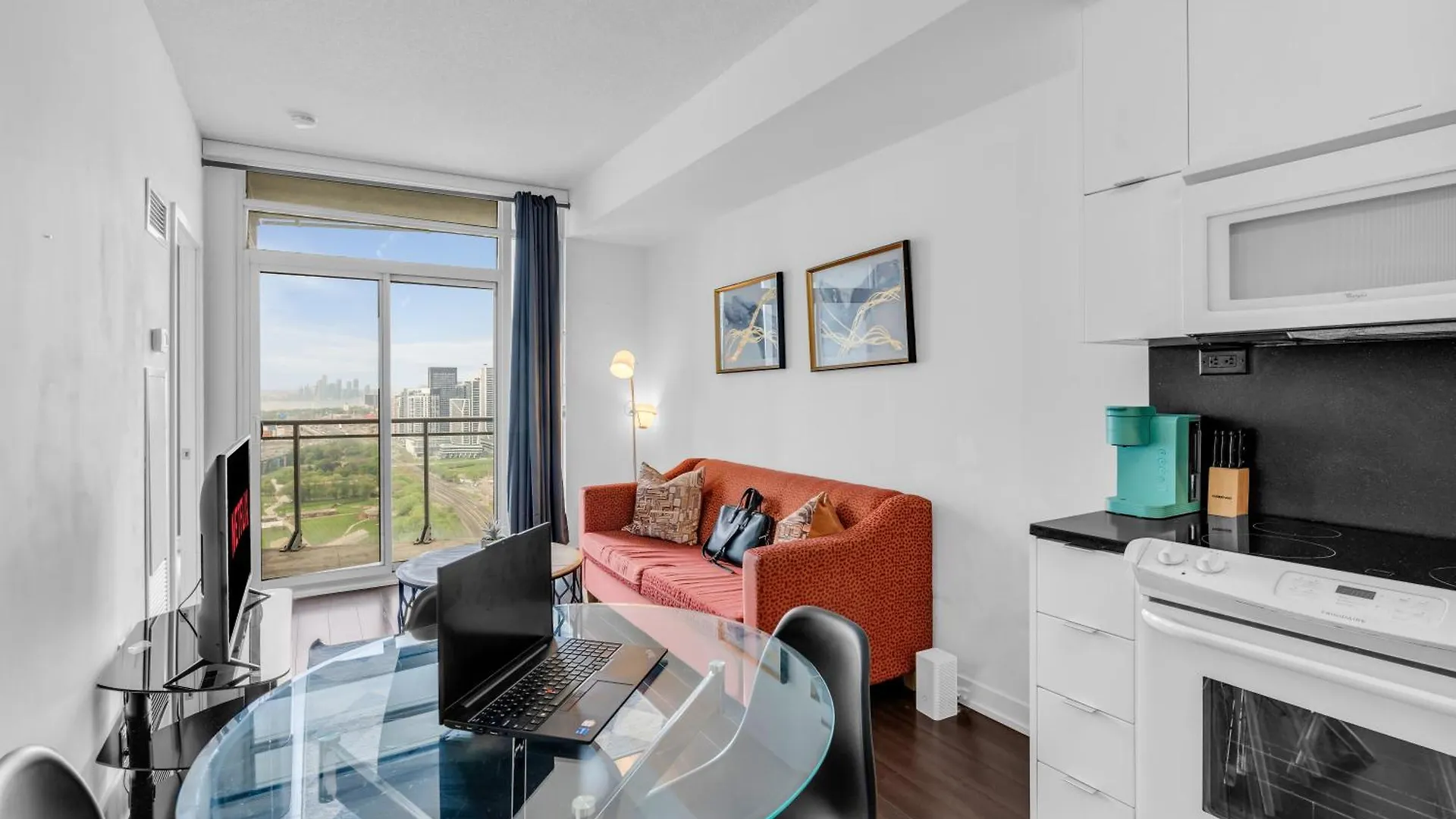 Downtown Condo - Free Parking/Self Check-In Toronto Canada