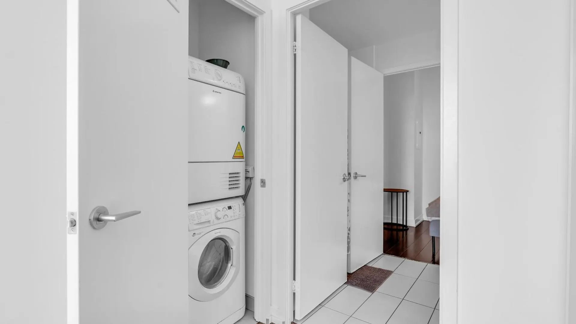 Downtown Condo - Free Parking/Self Check-In Toronto Apartment