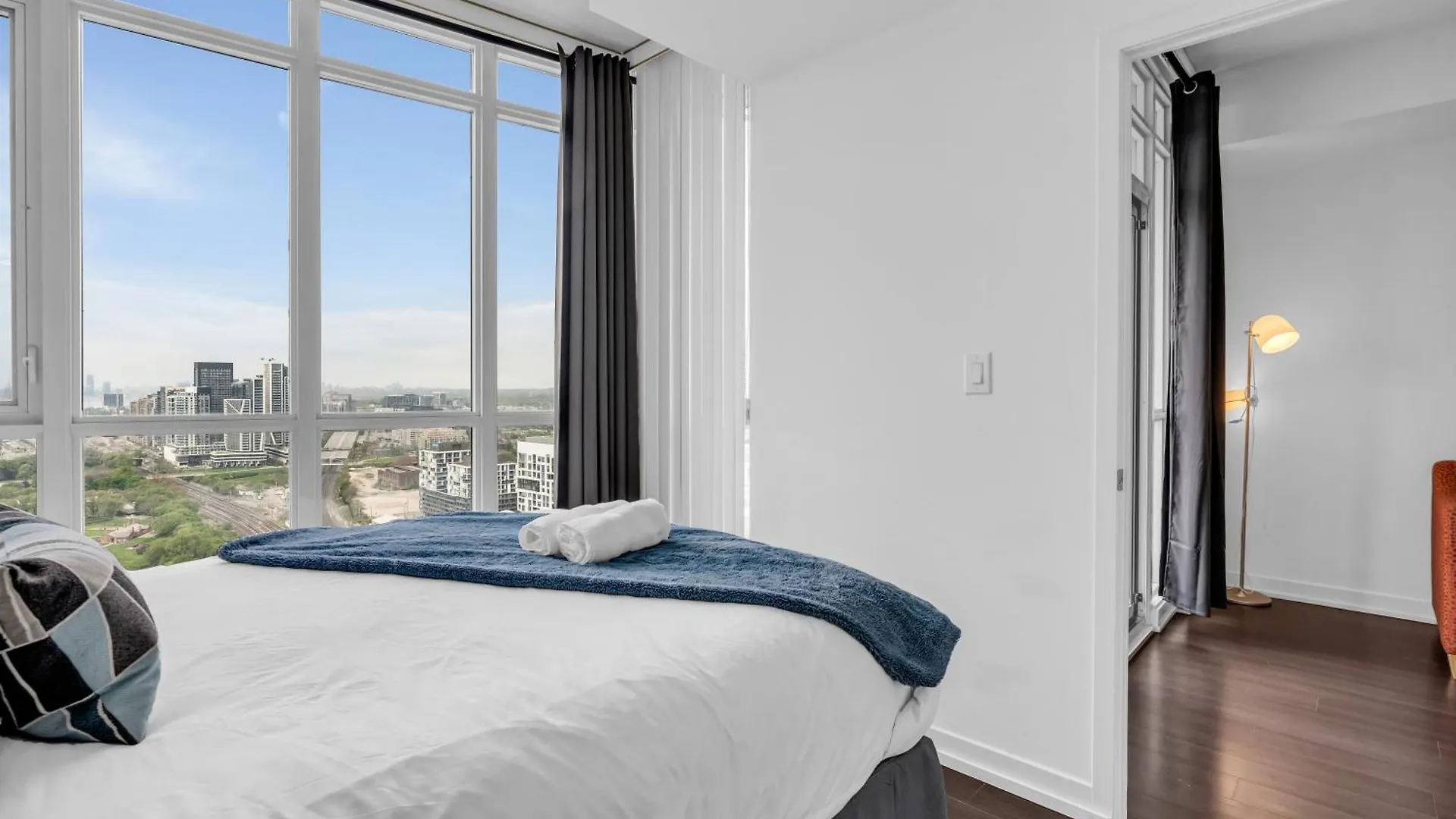 Downtown Condo - Free Parking/Self Check-In Toronto Apartment