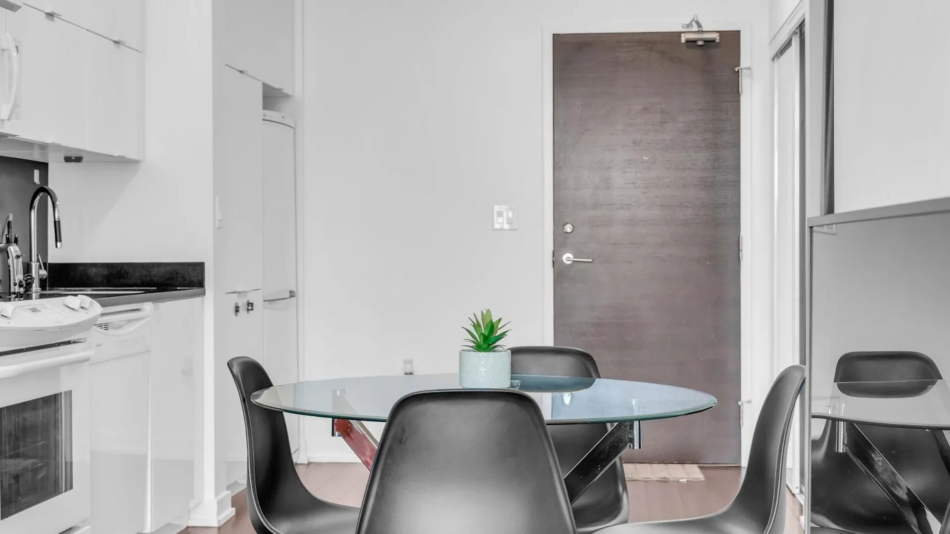 Apartment Downtown Condo - Free Parking/Self Check-In Toronto
